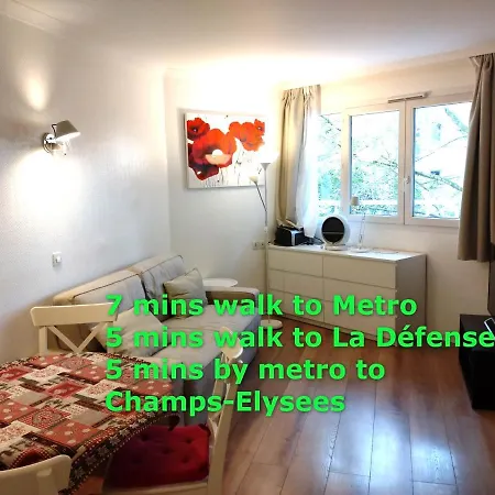 7 Min Walk Metro, Aparthotel, La Defense Apartment Courbevoie