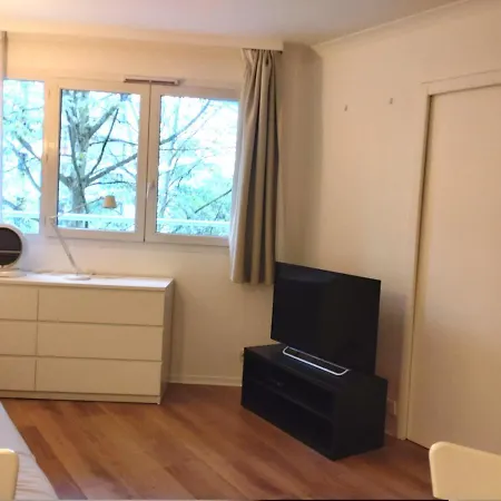 Apartment 7 Min Walk Metro, Aparthotel, La Defense Courbevoie